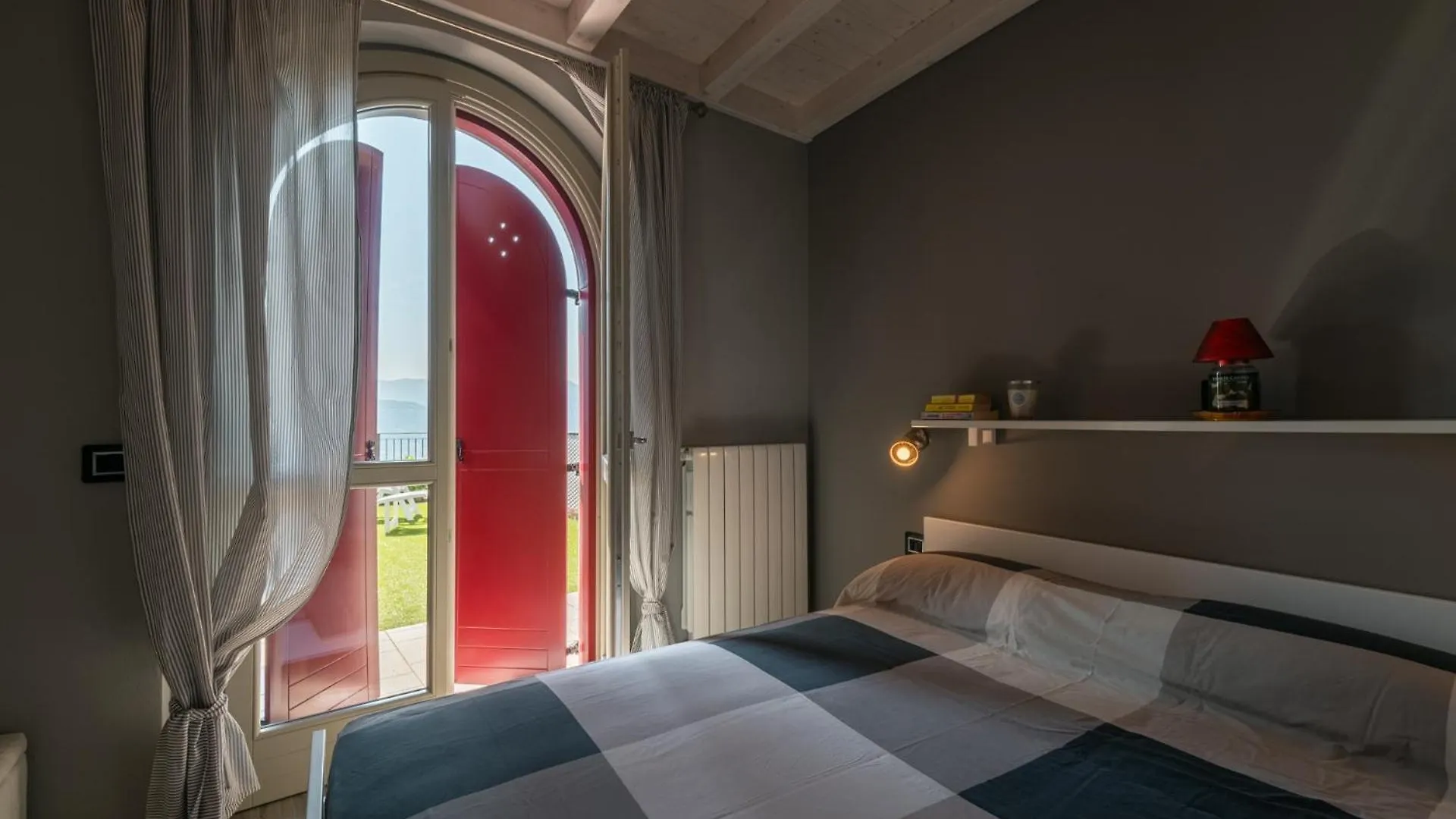 Panorama Apartment Parzanica 0*,